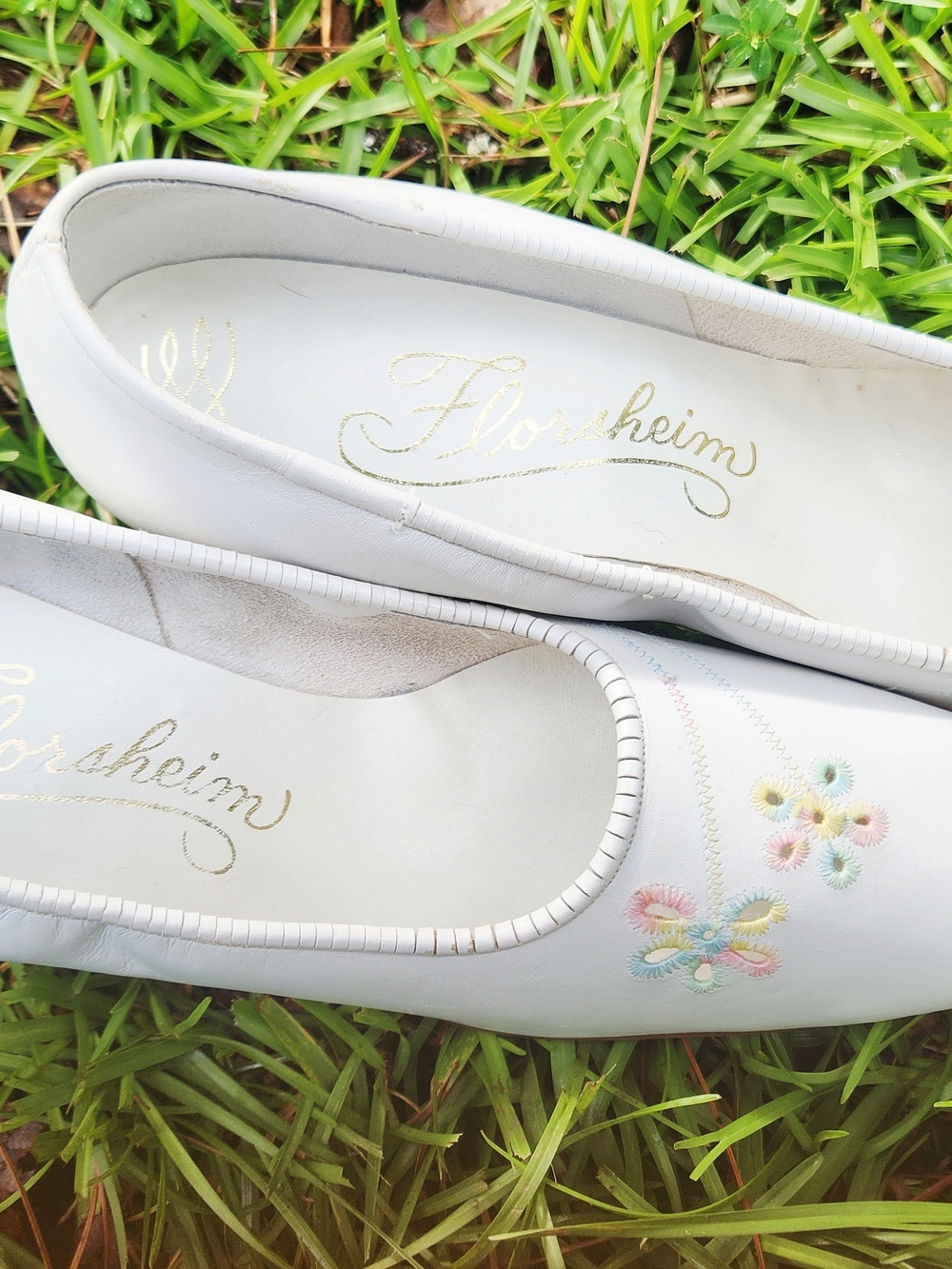 Beautiful Vintage Florsheim Women's White Embroidered Heels Size 9 Wedding
